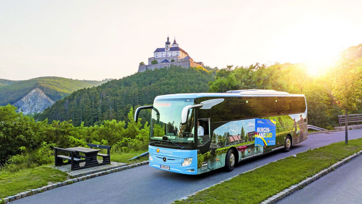 Autobus vor dem Schloss Forchtenstein.
