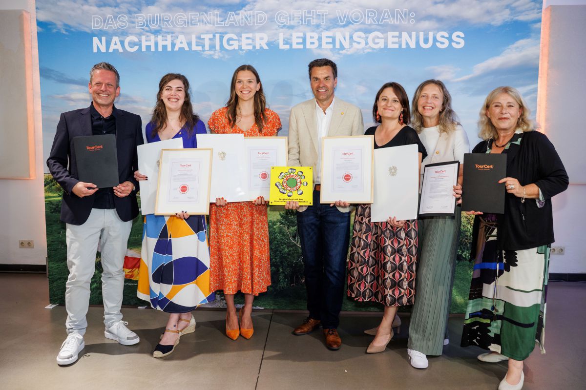 Die ausgezeichneten Personen, sie halten ihre Auszeichnungen in Händen.