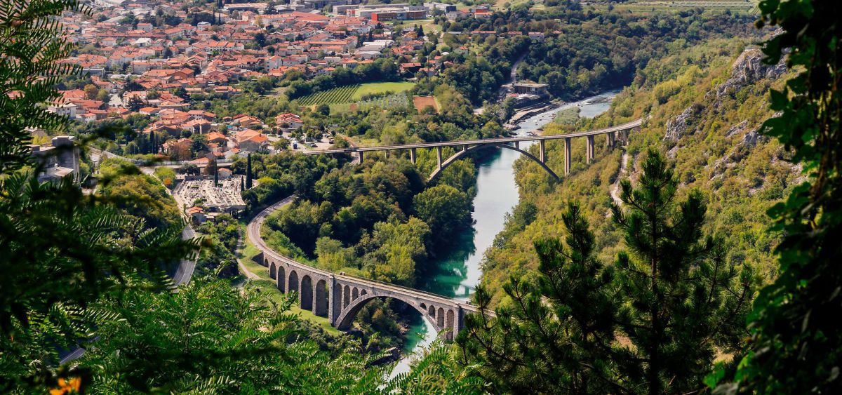 Blick auf Nova Gorica, 2 Brücken schlingen sich um einen Fluss.