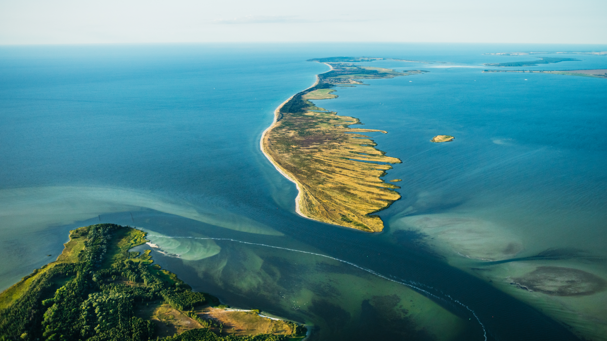 Blick von oben auf die Insel Hiddensee in der Ostsee.