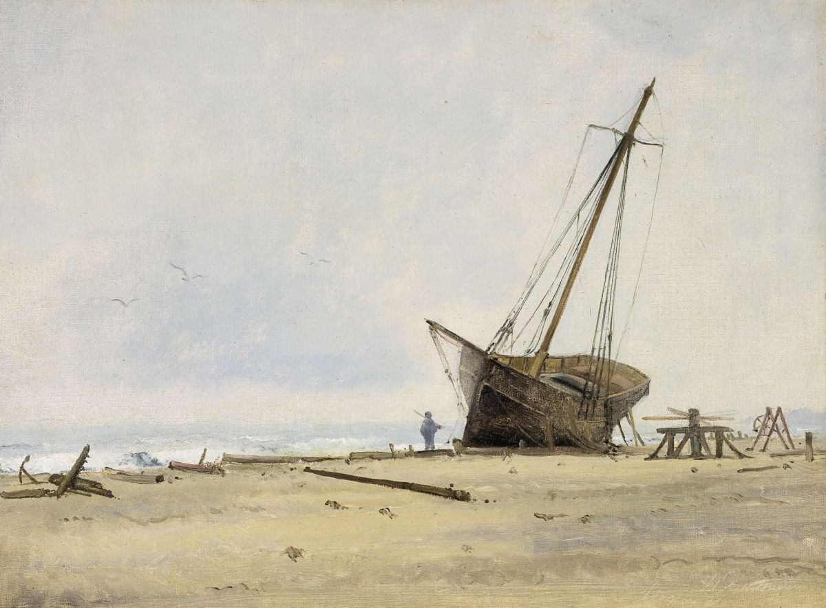 Blasse Malerei zeigt ein gestrandetes Segelboot, daneben sind Holzkonstruktionen und Personen erkennbar.
