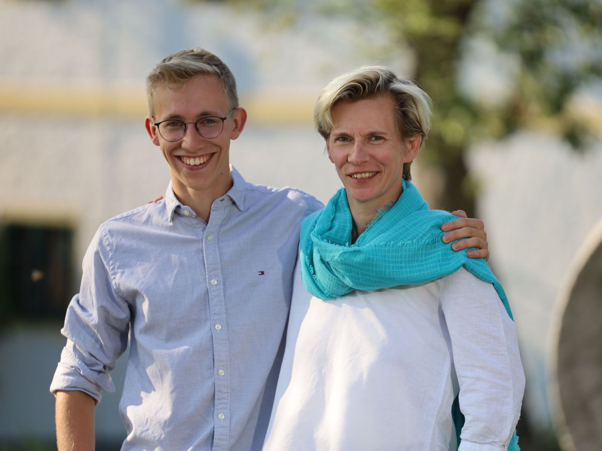 Sohn legt die Hand auf die Schulter der Mutter.