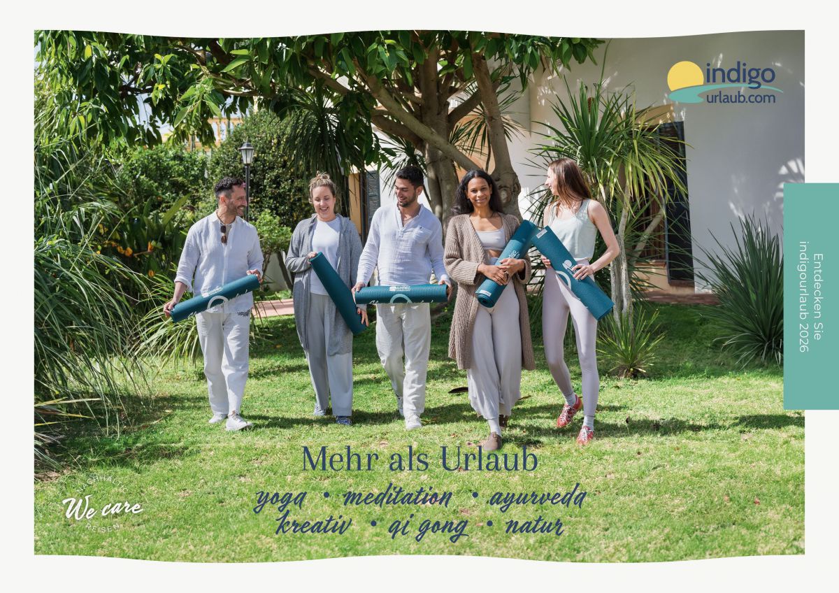 Cover des Kataloges 2026 5 Personen stehen auf einer Wiese und halten Yogamatten in der Hand.