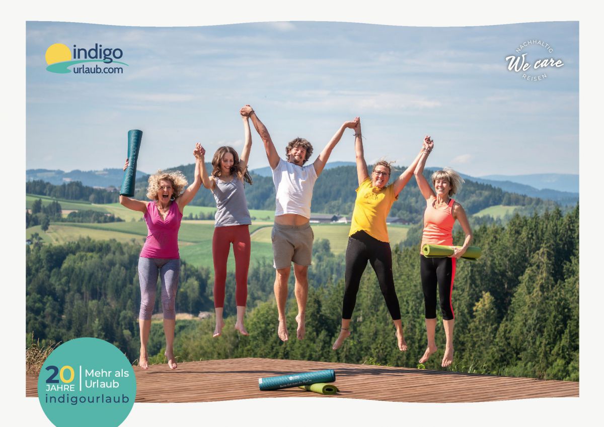 5 Personen heben die Hände und springen in die Luft.