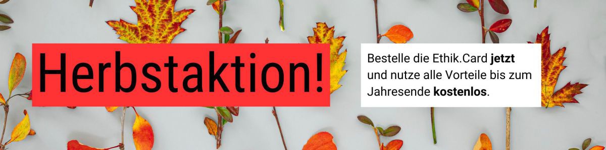 Hinweis auf die Herbstaktion, im Hintergrund verfärbte Blätter.