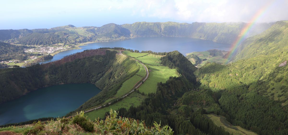 Blick auf die Vulkanseen der Sete Citades mit Regenbogen.