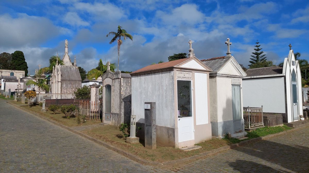 Mehrere keine Häuschen mit Türen, durch die man hineinschauen kann.