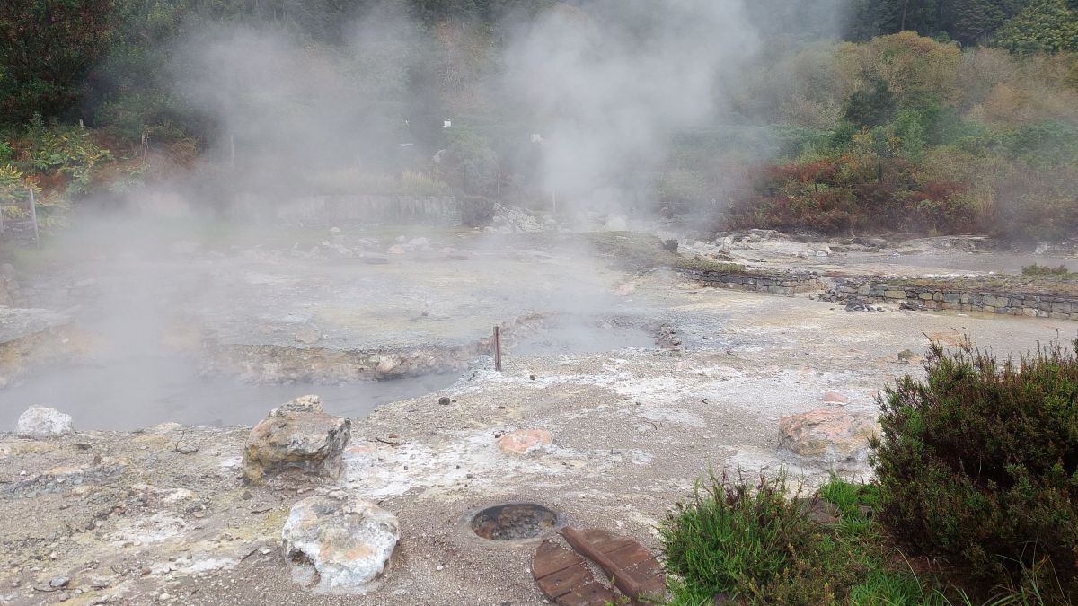 Dampf steigt oim heißen Boden auf, in den Vertiefungen brodelt eine silbrige Flüssigkeit, im Boden ein Loch, daneben ein Deckel. Hier wird gekocht.