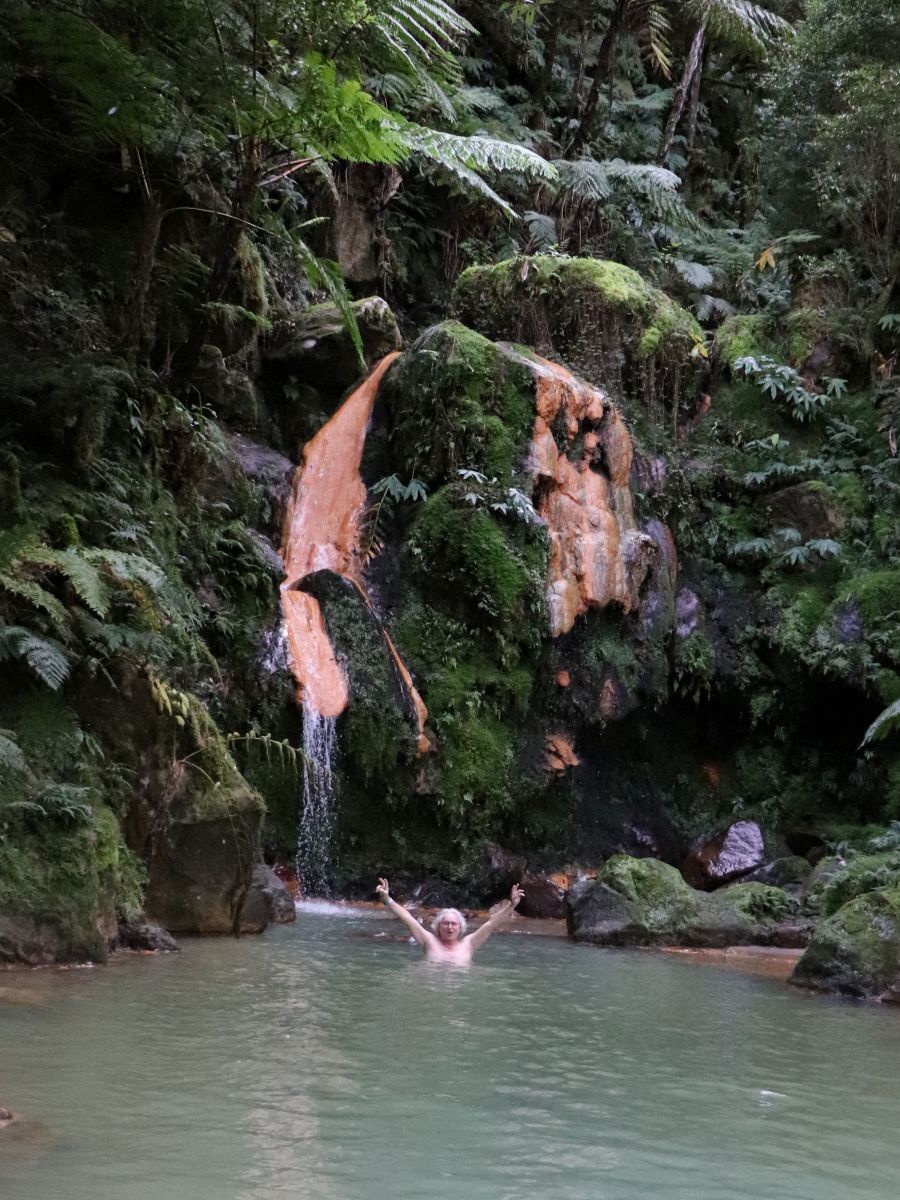 Der Autor nimmt ein Bad beim Wasserfall.