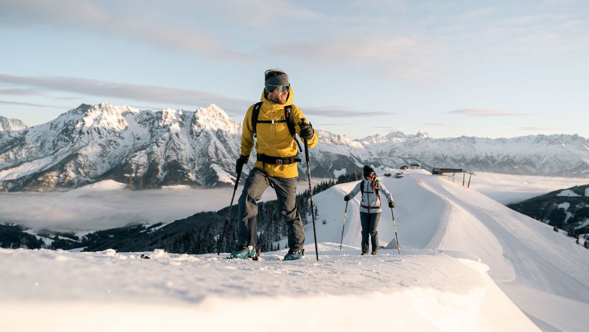 2 Personen auf einer Skitour unterwegs.