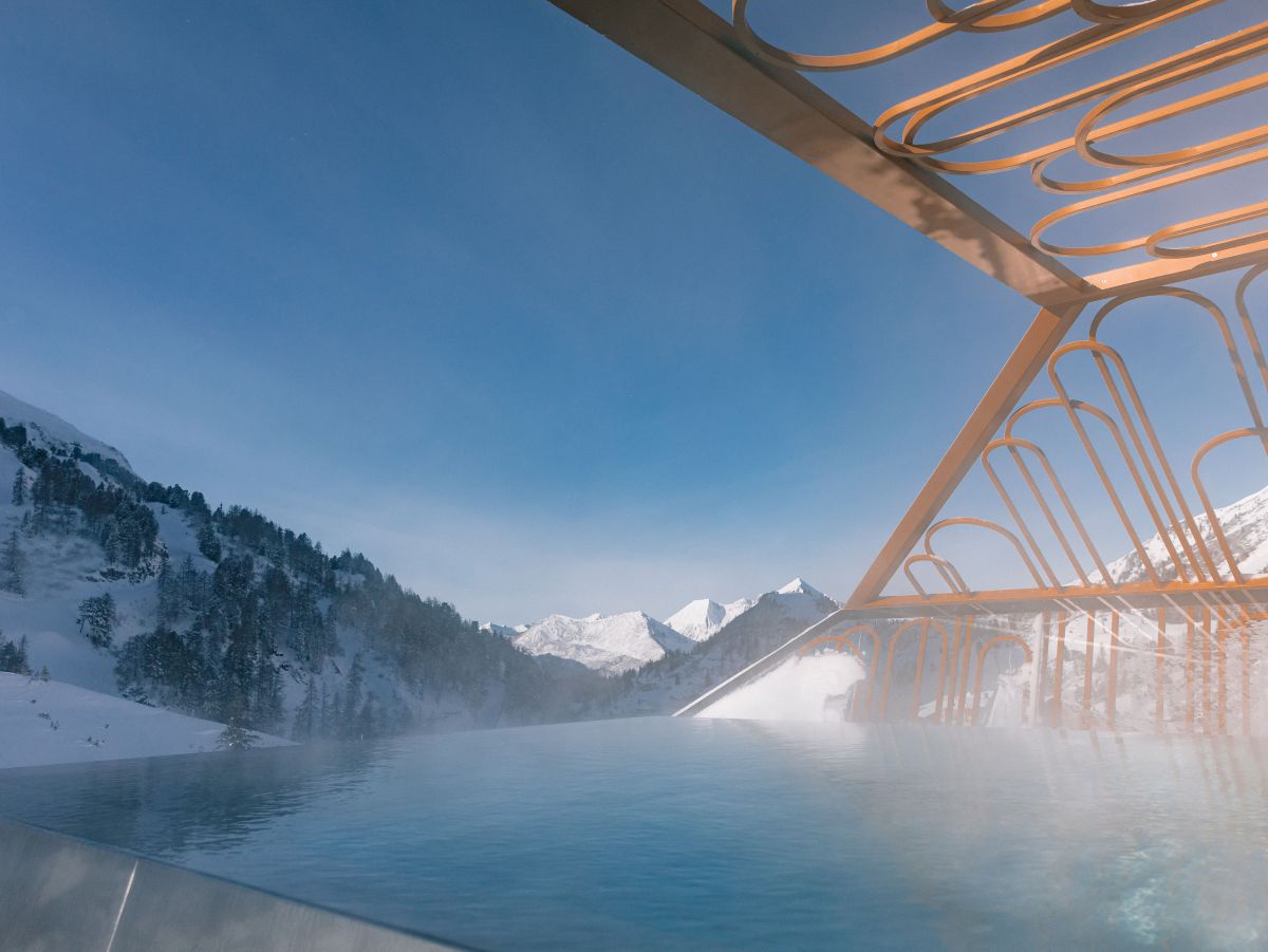 Pool mit Aussicht auf schneebedeckte Berge.