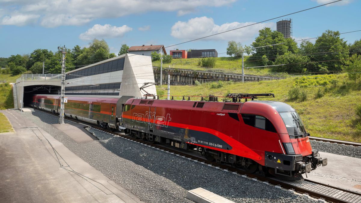 Zug verlässt den Koralmtunnel.