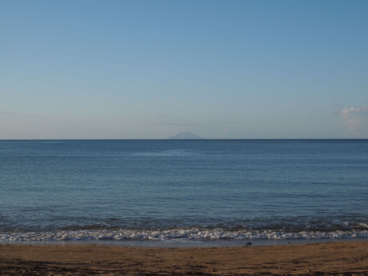 Blick vom Sandstrand Lacona auf die Insel Montecristo.