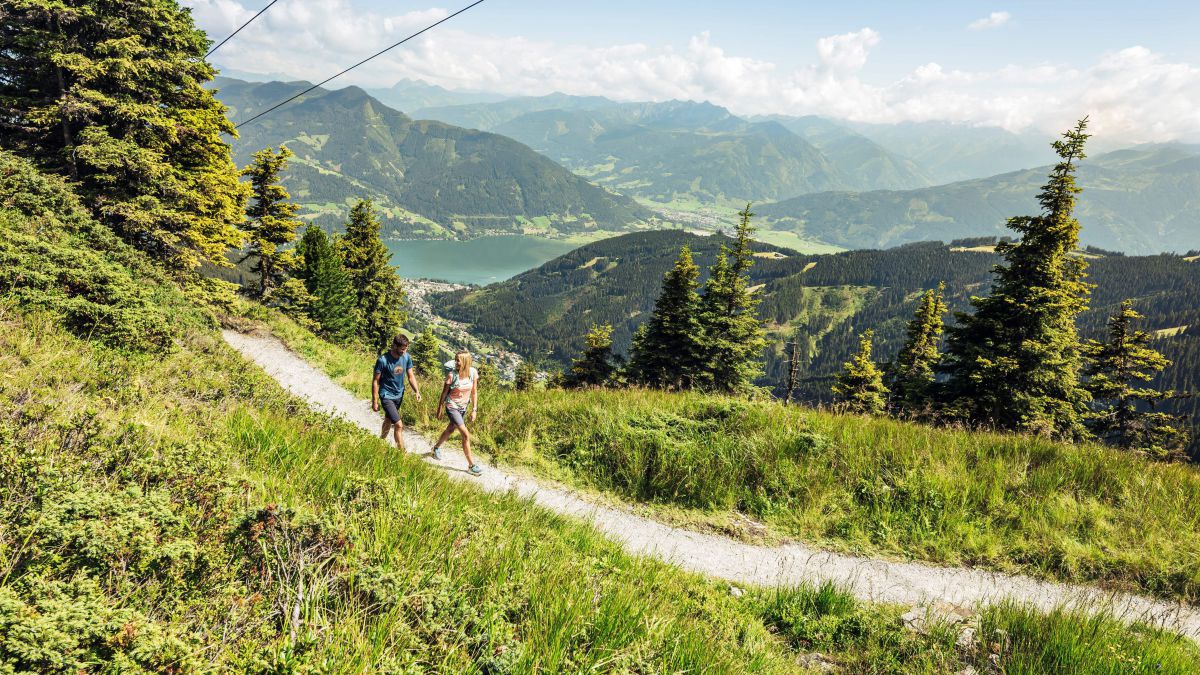 Paar auf einem Wanderweg mit Blick auf den Zeller See.