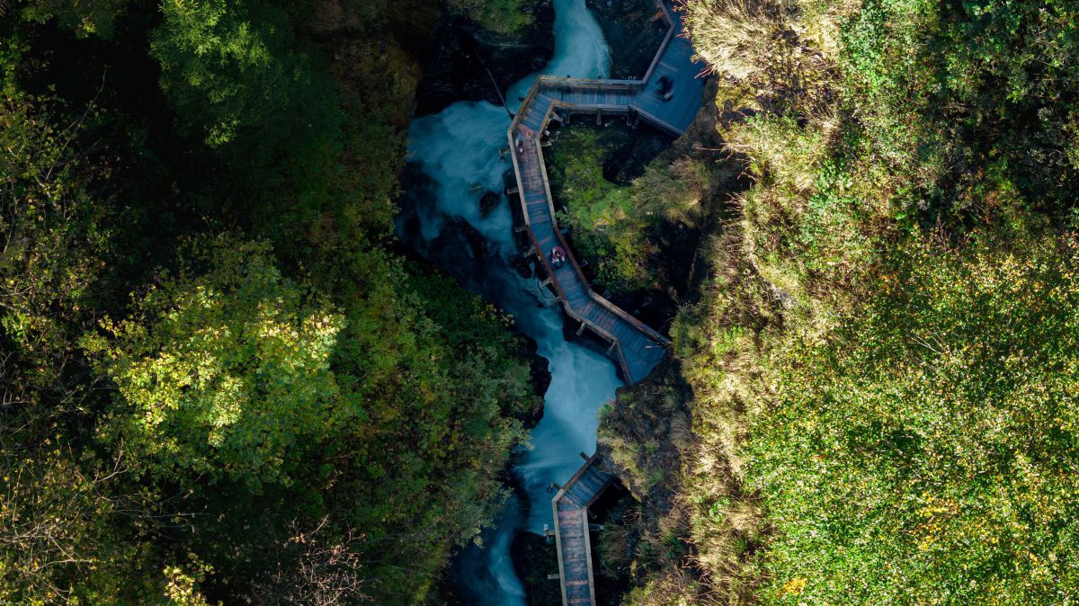 Blick von oben in die Schlucht, darin ist ein Steg.