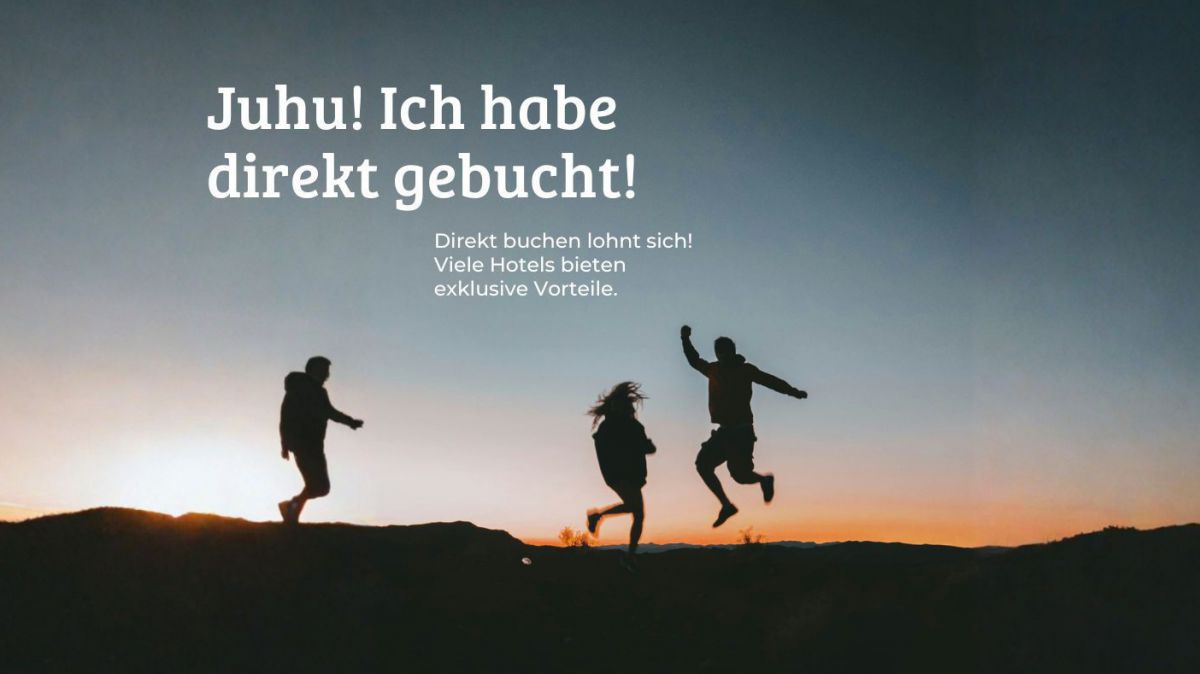 Abendstimmung. 3 Menschen springen auf einem Feld vor einem Sonnenuntergang.