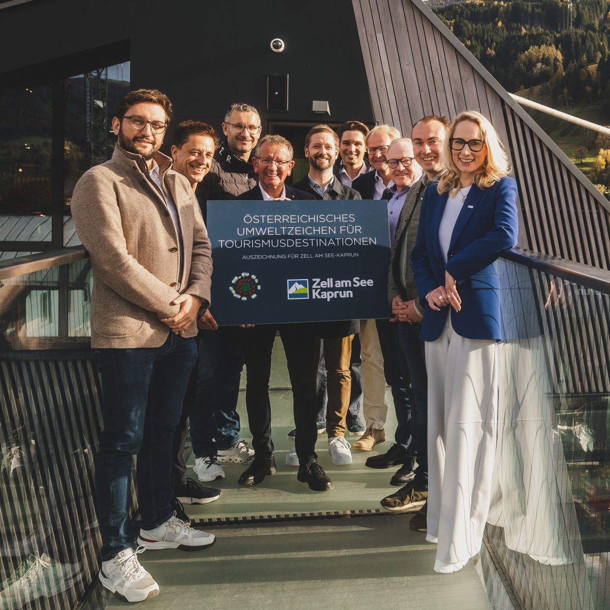 10 Personen halten eine Tagel mit dem Umweltzeichen.