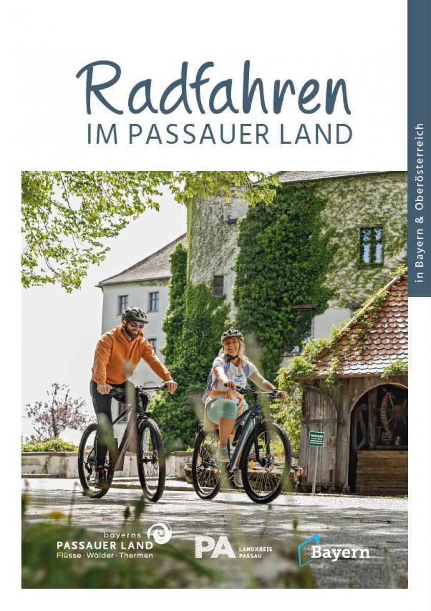 Cover Radbroschüre. Mann und Frau radeln an einem Schloss vorbei