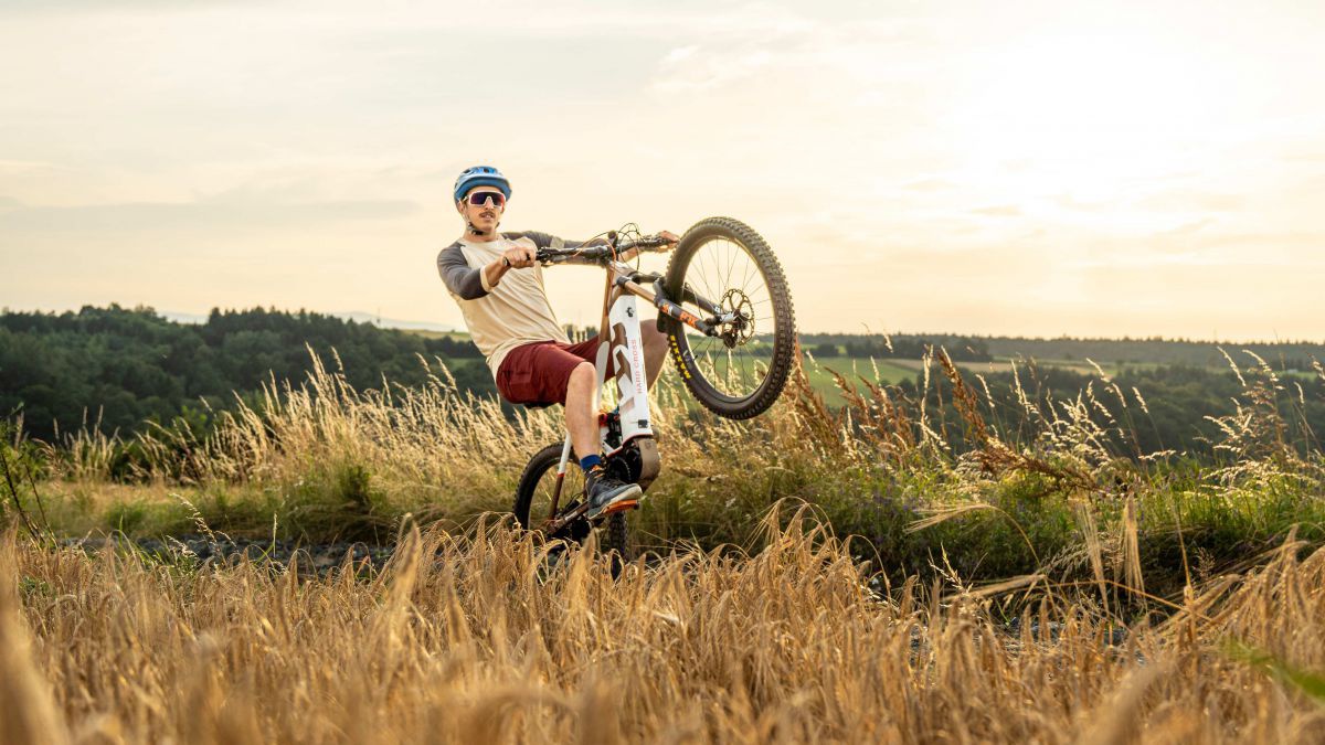 Mann macht ein Wheely mit dem Fahrrad.