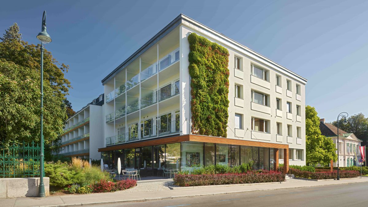 Aussenansicht Hotel, ein Teil der Fassade ist begrünt.