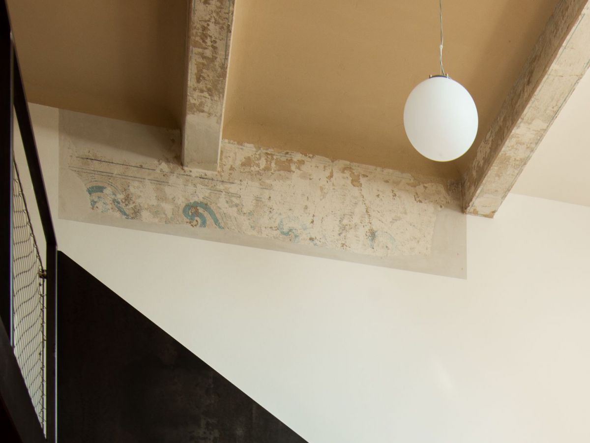 Alte Wandmalereien unter der Decke