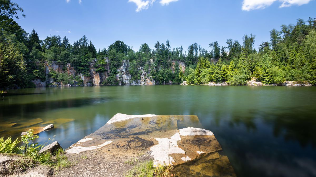 See mit steilen Felswänden im Hintergrund.