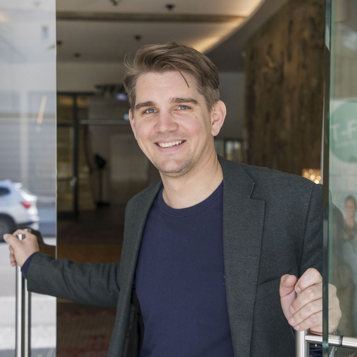 Axel Nemetz in der Eingangstür.