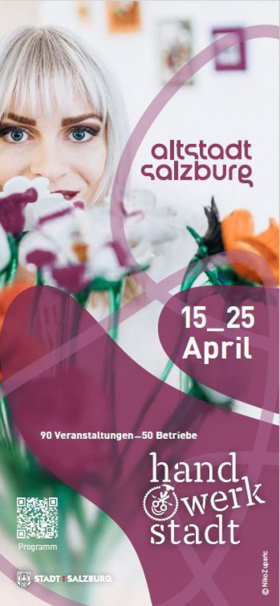 Cover der Broschüre zur Veranstaltung HANS.WERK.STADT. Eine Frau mit blondierten Haaren schaut zwischen stilisierten Blumen hervor.