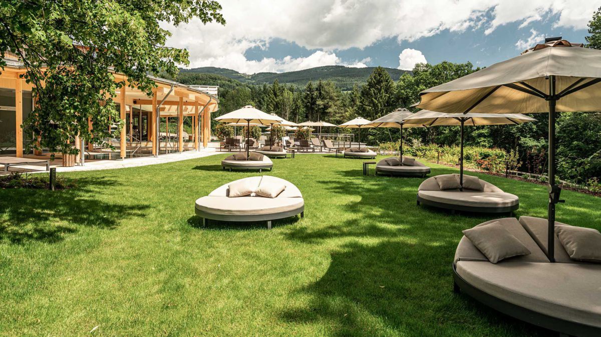 Kuschelliegen im Aussenbereich vom Hotel.