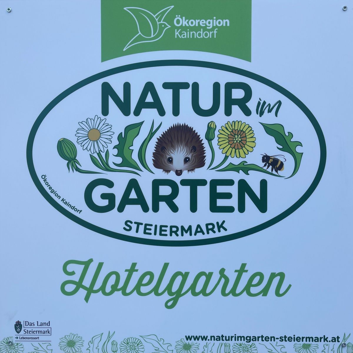 Ovale Plakette mit Igellogo. Drauf steht: Ökoregion Kaindorf, Natur im Garten Steiermark, Hotelgarten 