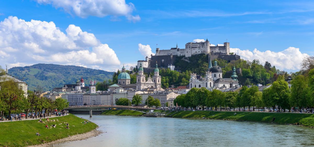 Salzburg mit Salzach Altstadt und Festung.