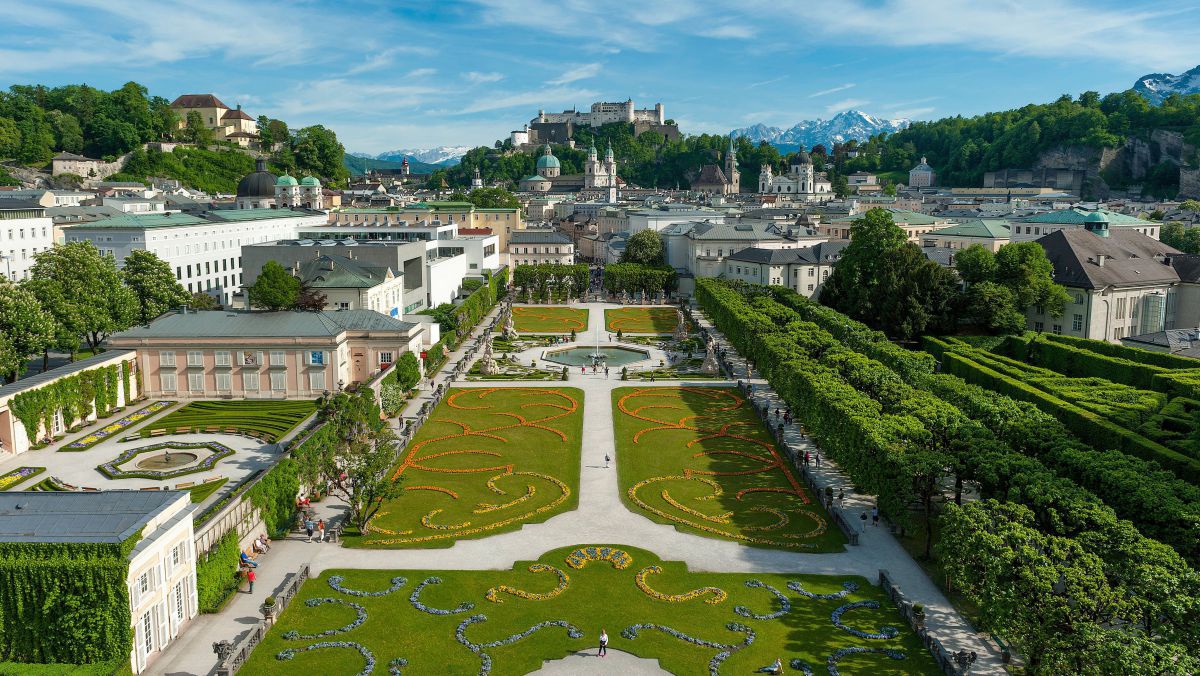 Blick über die Gartenanlage zur Festung Hohensalzburg