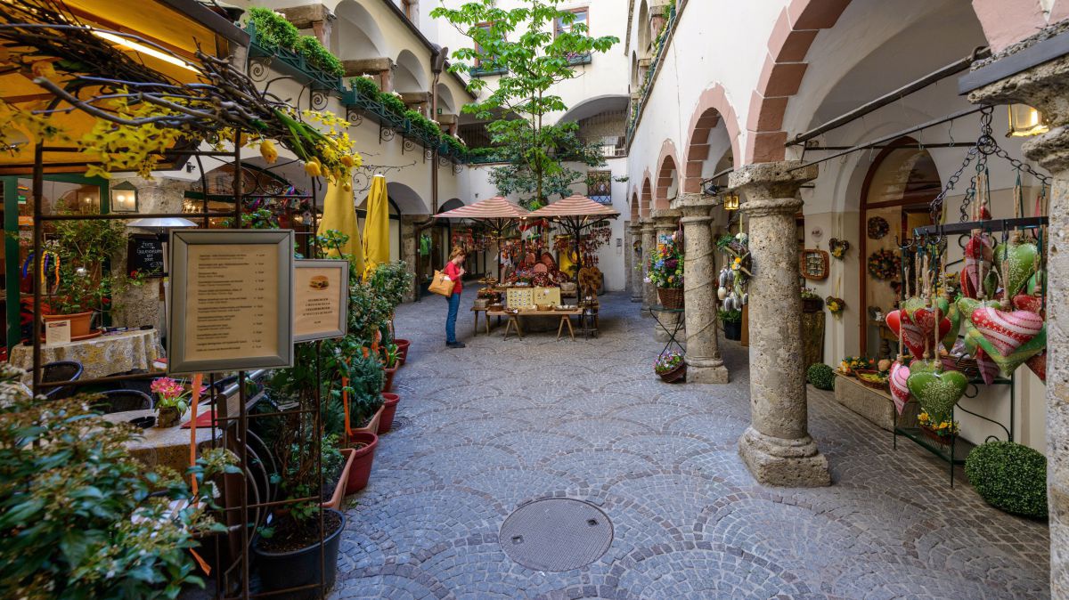 Innenhof mit Marktständen.