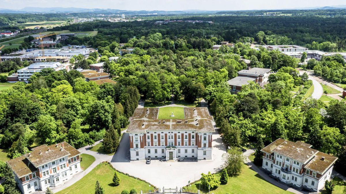 Luftaufnahme der parkfürmigen Anlage des Krankenhauses.