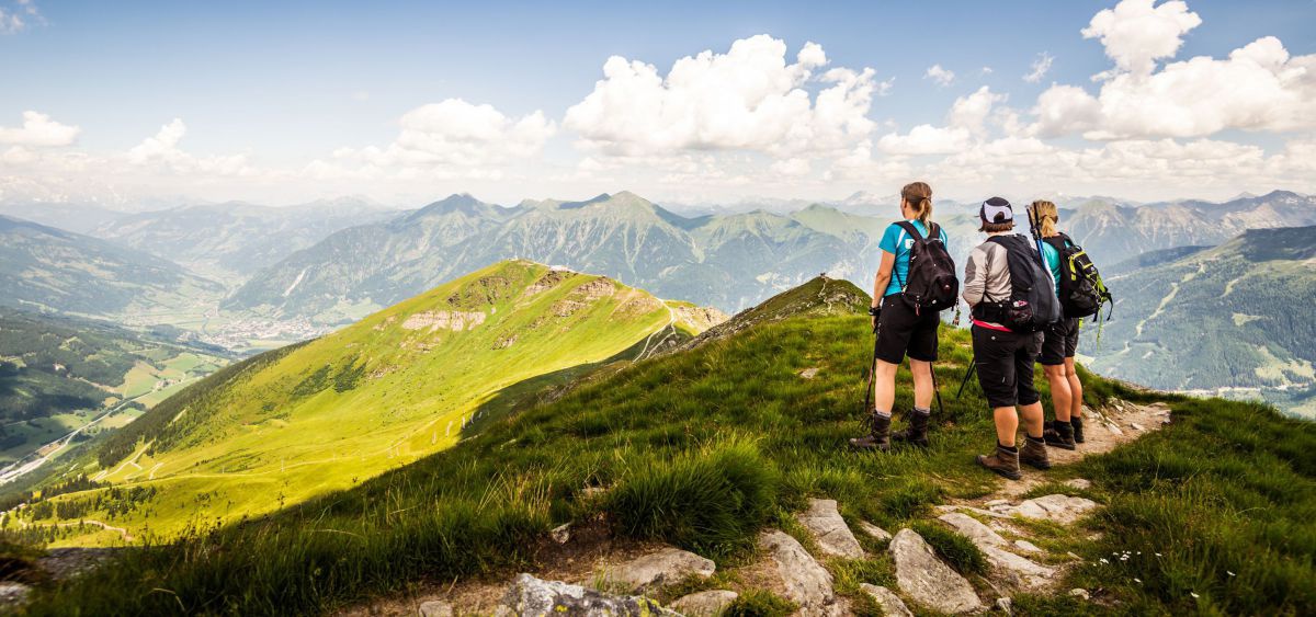 Wandergruppe am Gipfel mit grandioser Aussicht.