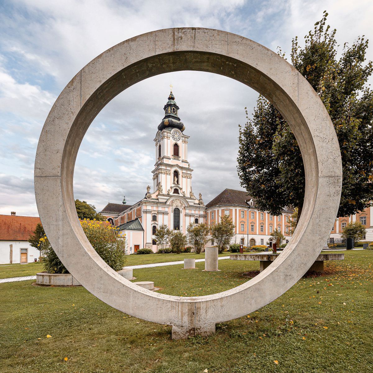 Stift-Wilhering durch einen großen Betonring fotografiert.