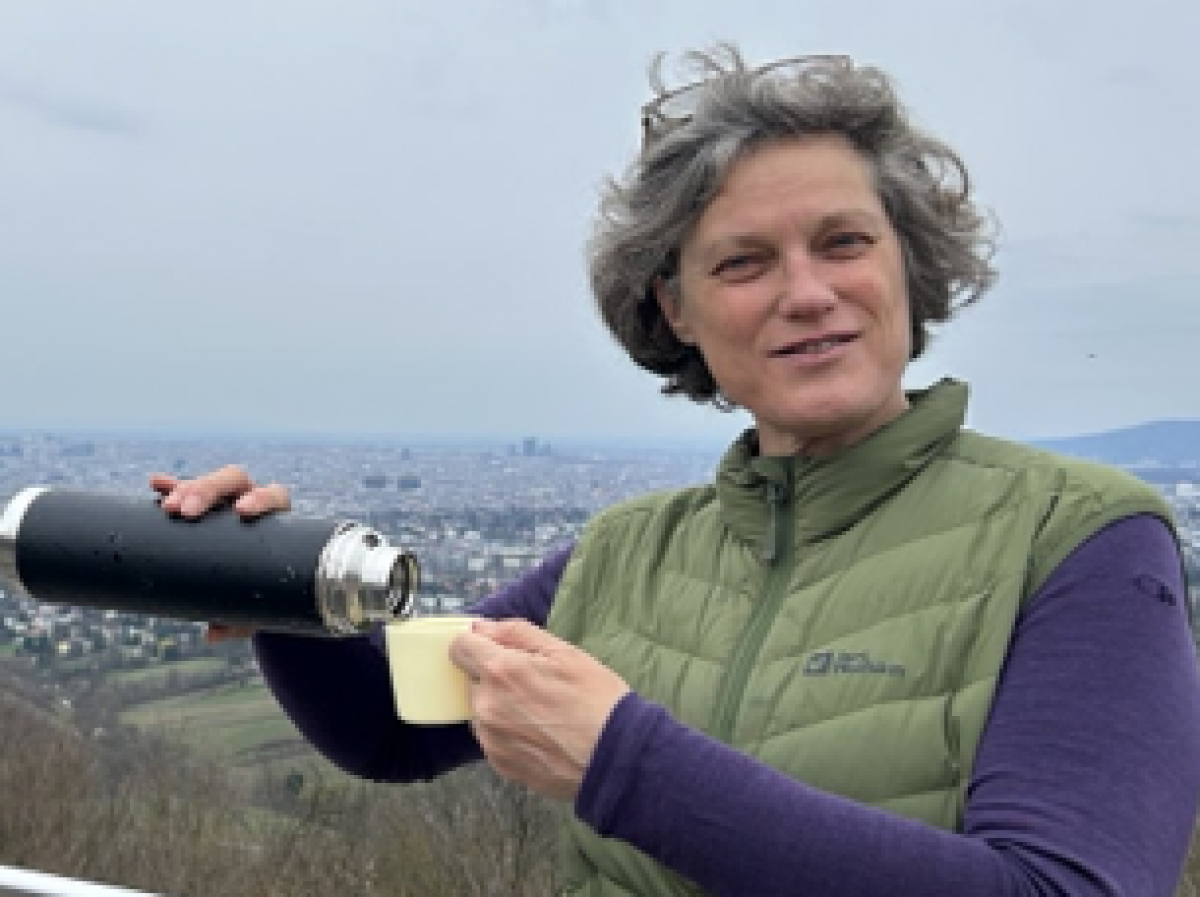 Frau Krisper leert aus einer Thermoskanne Tee in einen Becher.