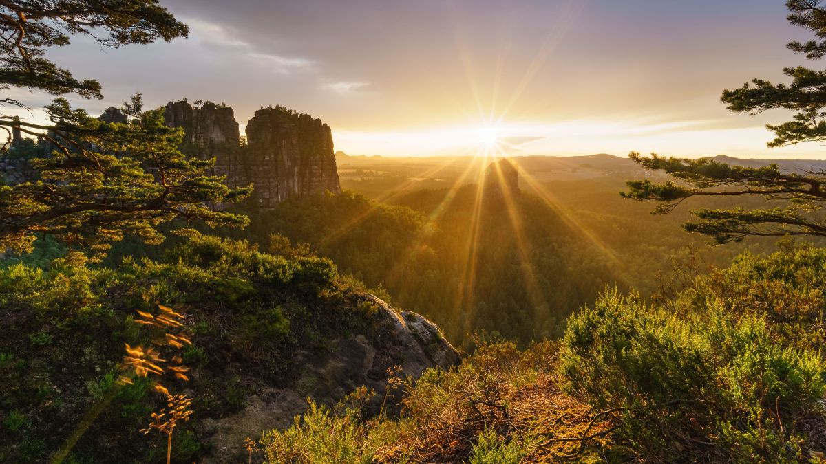 Blick von einem Platesu auf eine schroffe Felsfornation bei Sonnenuntergang.