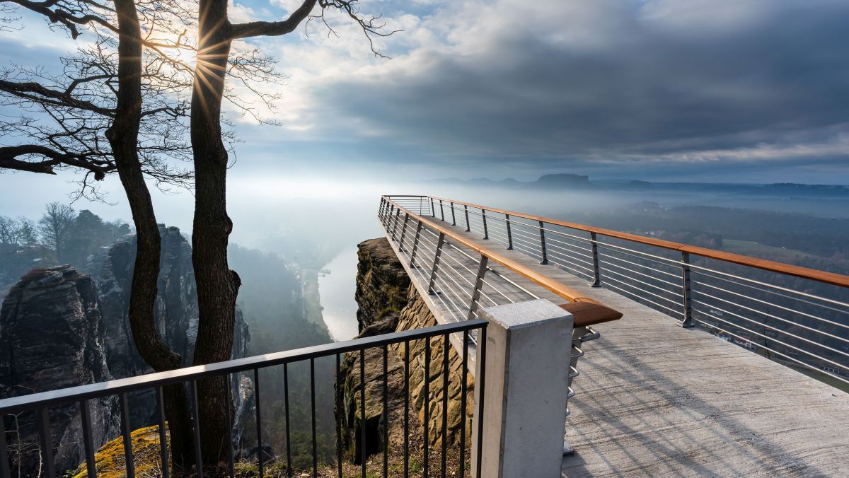 Aussichtsplattform hoch über der Elbe.