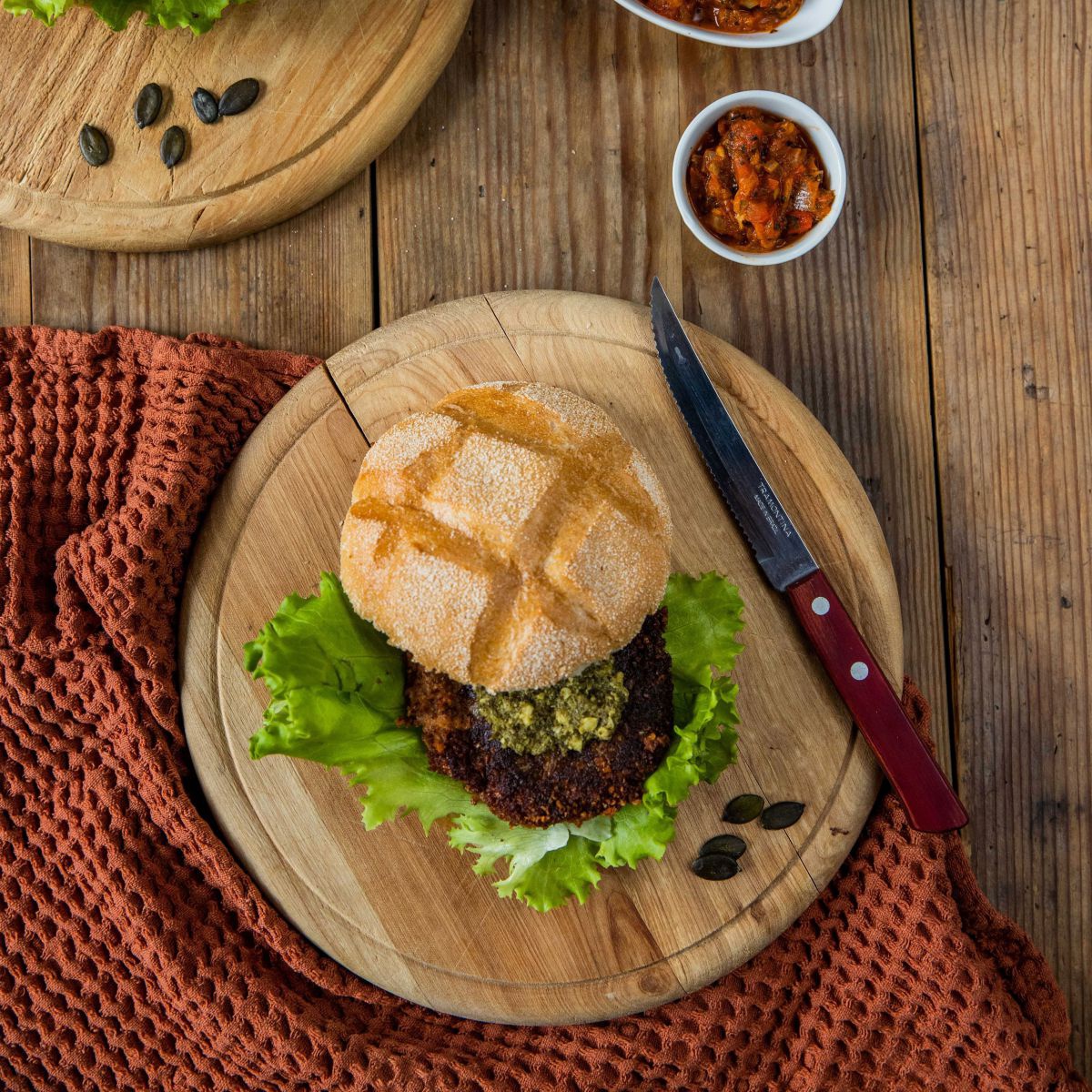 Burger auf einem Jausenbrettl.