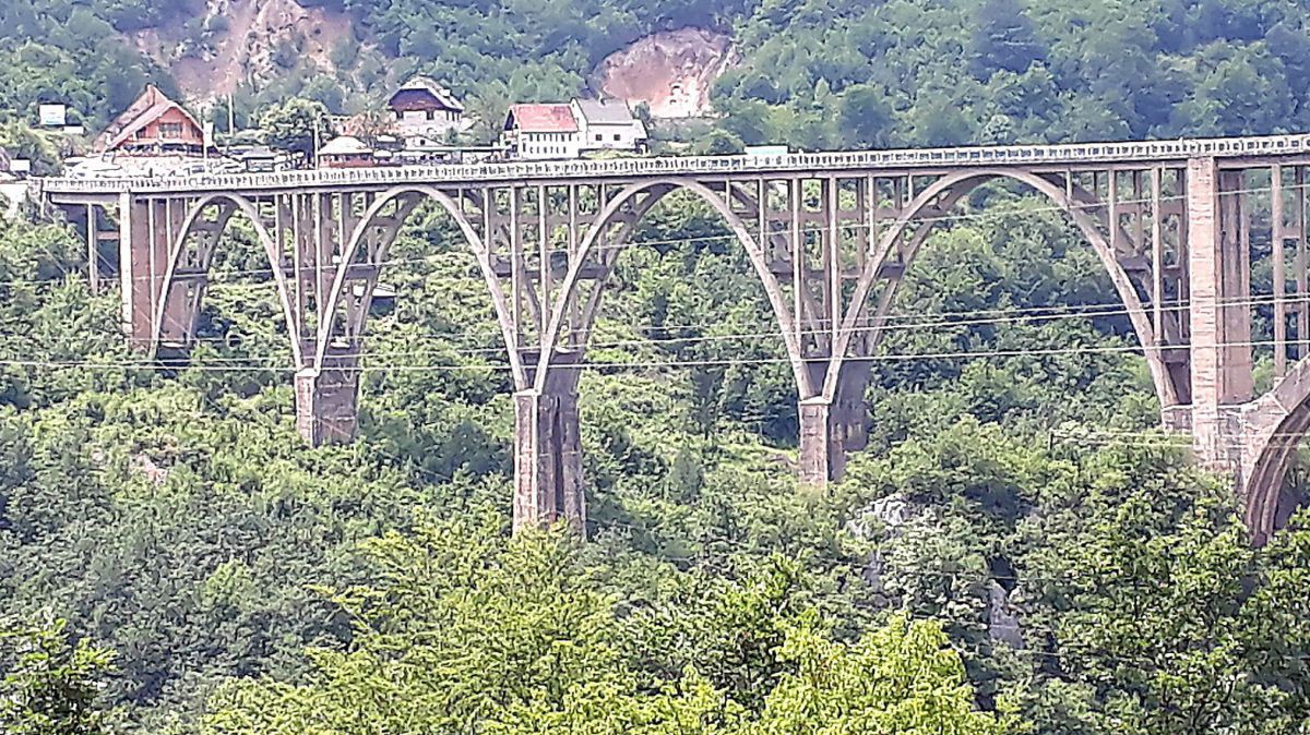Brücke aus steinernen Bögen.