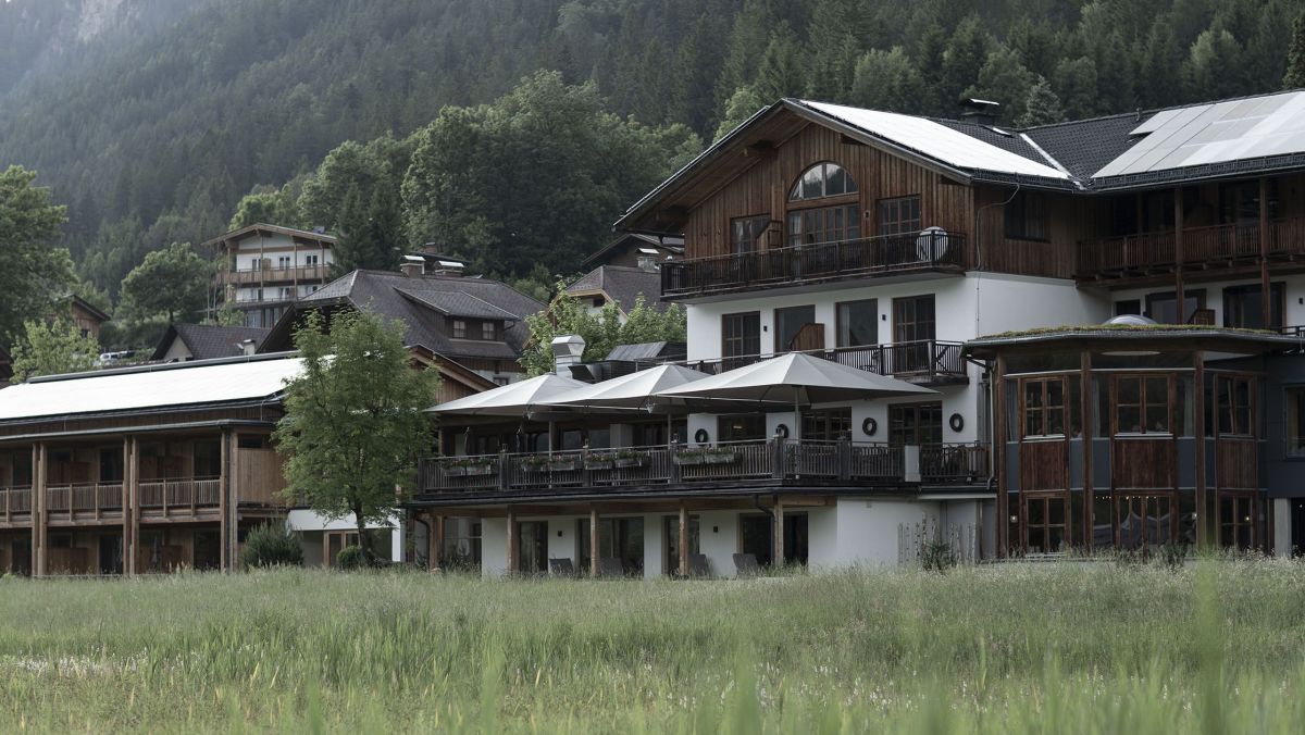 Aussenansicht Hotel mit viel Holz