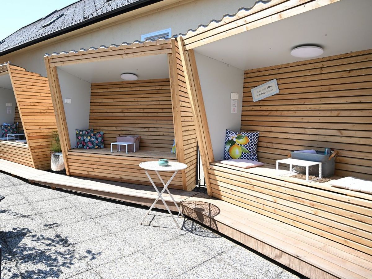 Terrasse mit Sitzkojen aus Holz.