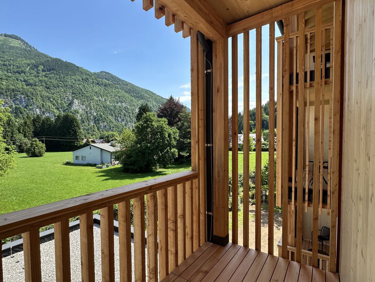 Blick vom Balkon raus in die Landschaft.
