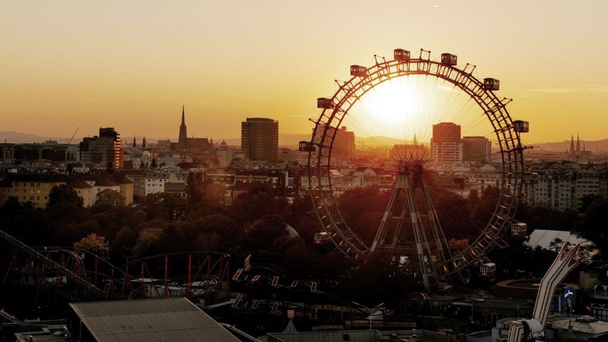 Blick auf Wien bei Sonnenuntergang. Im Zentrum das Riesenrad.