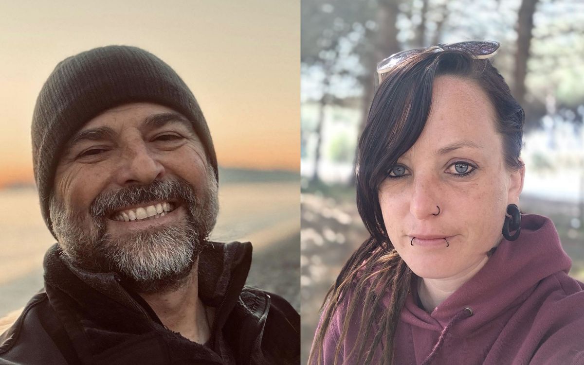 Adriano Argenio: Person mit graumeliertem Vollbart lächelt, trägt schwarze Strickmütze und dunkle Jacke, Strand bei Sonnenuntergang im Hintergrund. Corinna Esterer: Person mit dunklen Haaren, mehreren Gesichts- und Ohrenpiercings hat eine Sonnenbrille auf