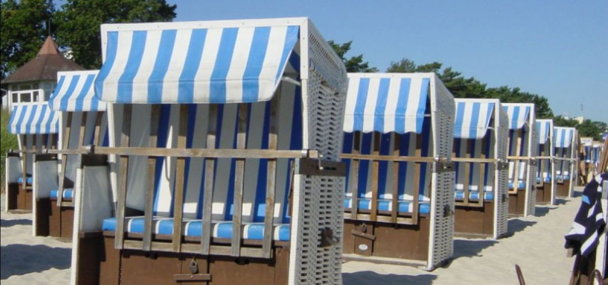 Strandkörbe am Ostseestrand in Binz auf Rügen.