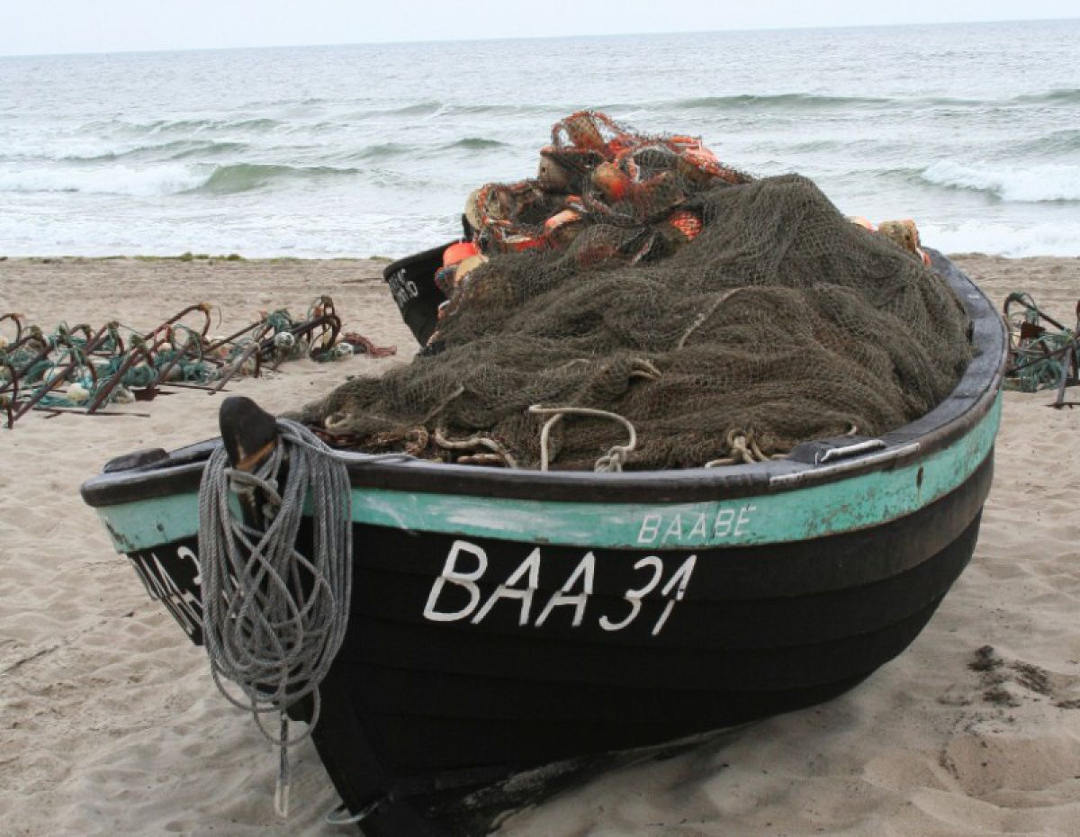 Fischerboot mit Netzen am Strand
