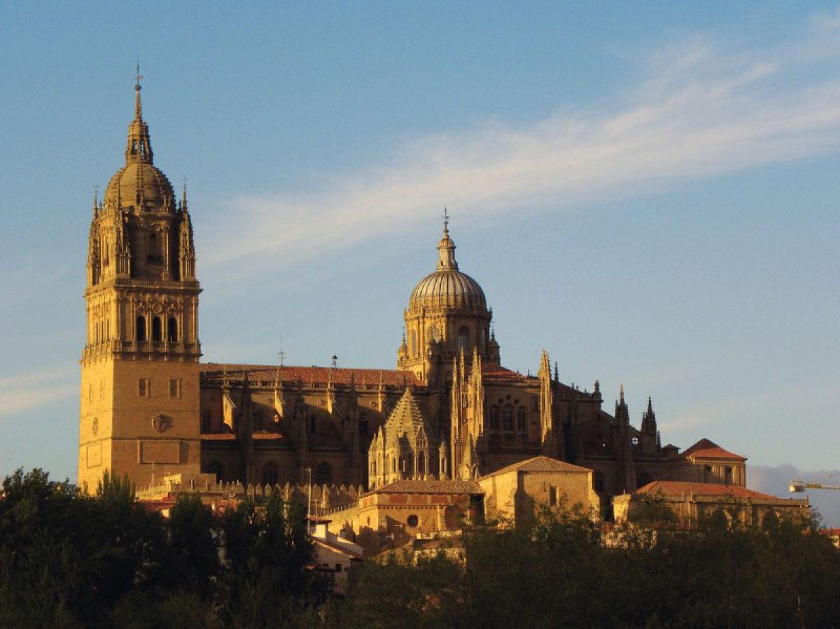 Blick auf Salamancas Catedral Nueva im Abendlicht.