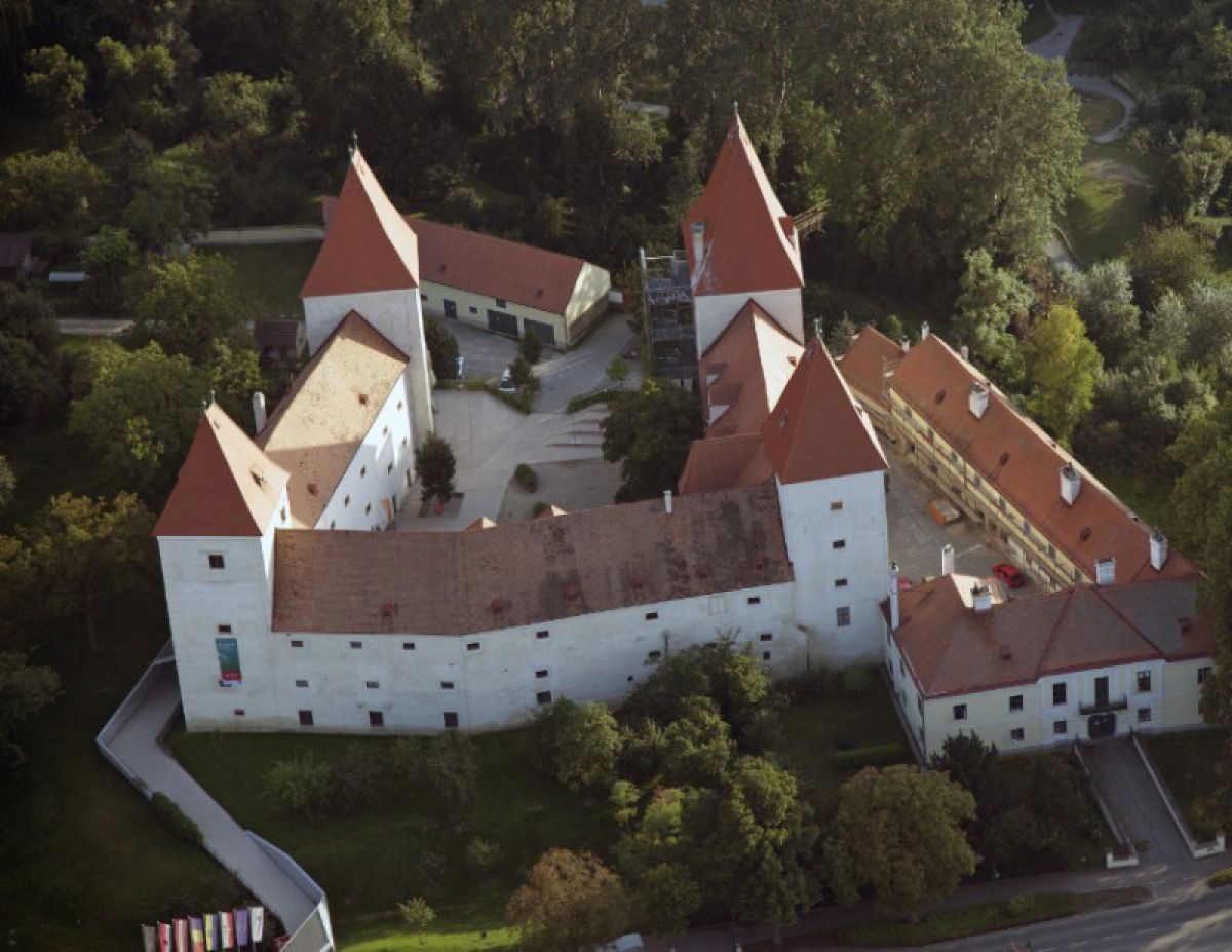 Blick von oben auf Schloss Orth